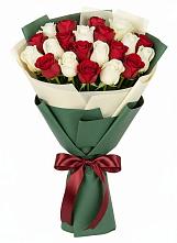 Букет Микс из красных и белых роз в Ясногорске Забайкальского края