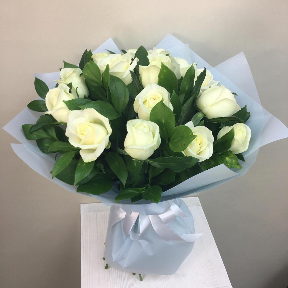 Букет 15 Белых роз Проуд в Ясногорске Забайкальского края